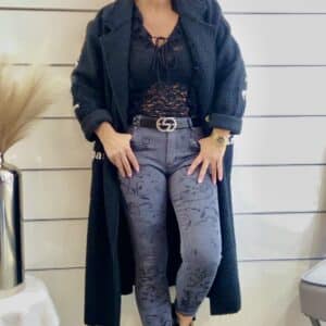 Graue Jeans mit floraler Prägung