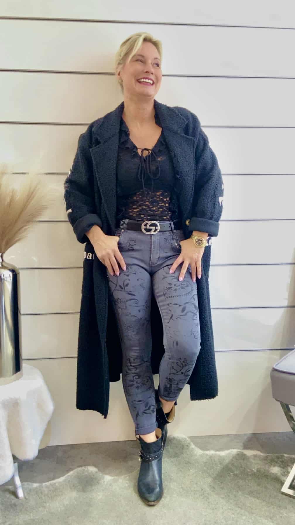 Graue Jeans mit floraler Prägung