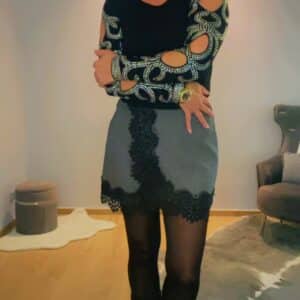 Shirt mit Glitzersteinen an den Ärmeln