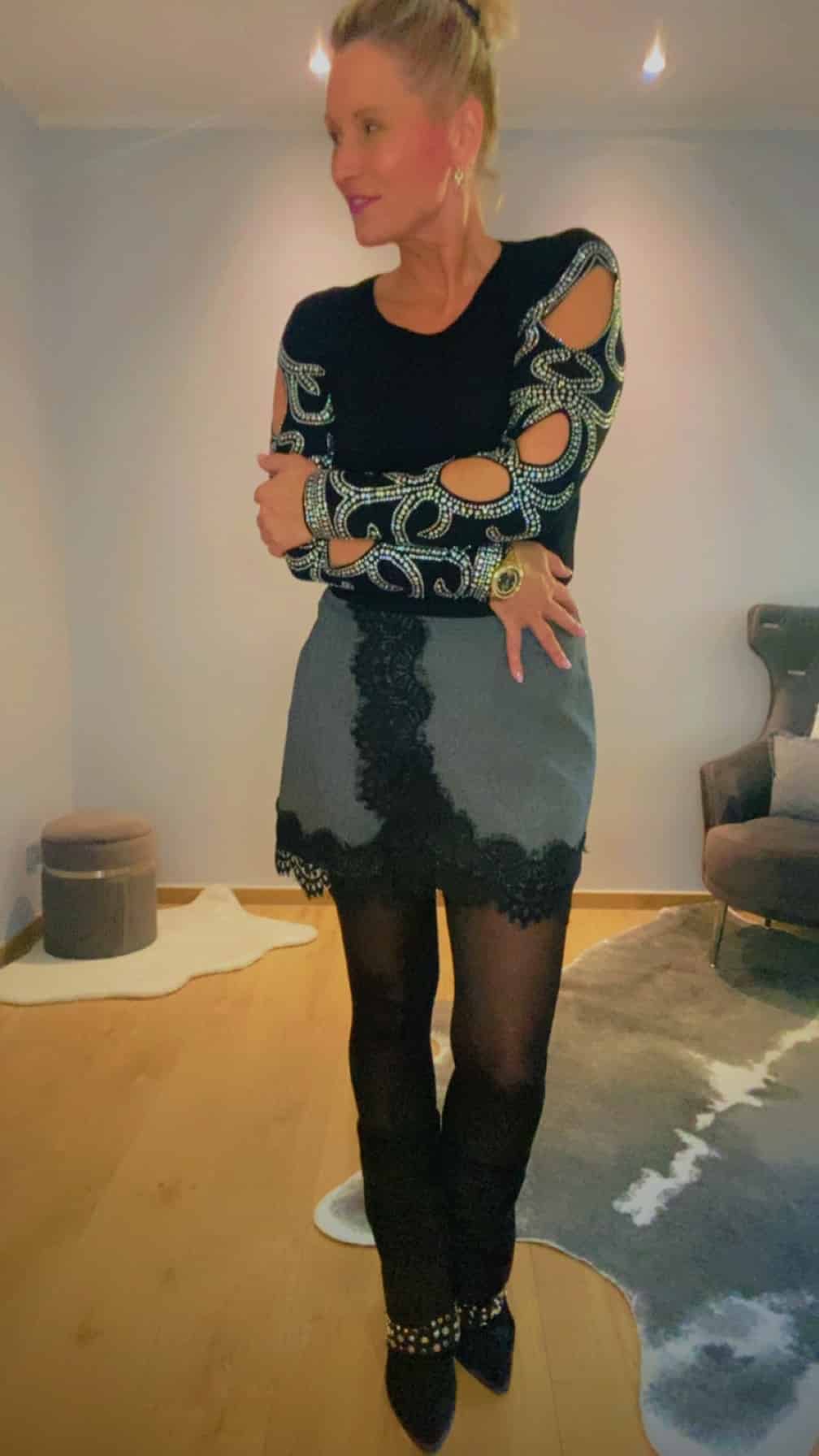 Shirt mit Glitzersteinen an den Ärmeln