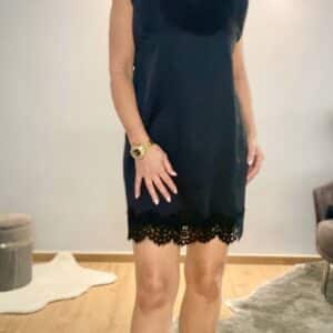 Satinkleid mit Spitzenkante