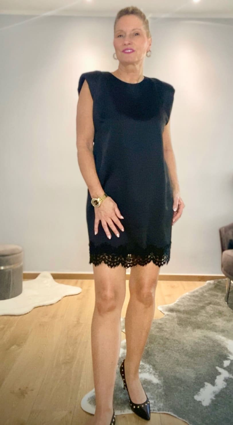 Satinkleid mit Spitzenkante