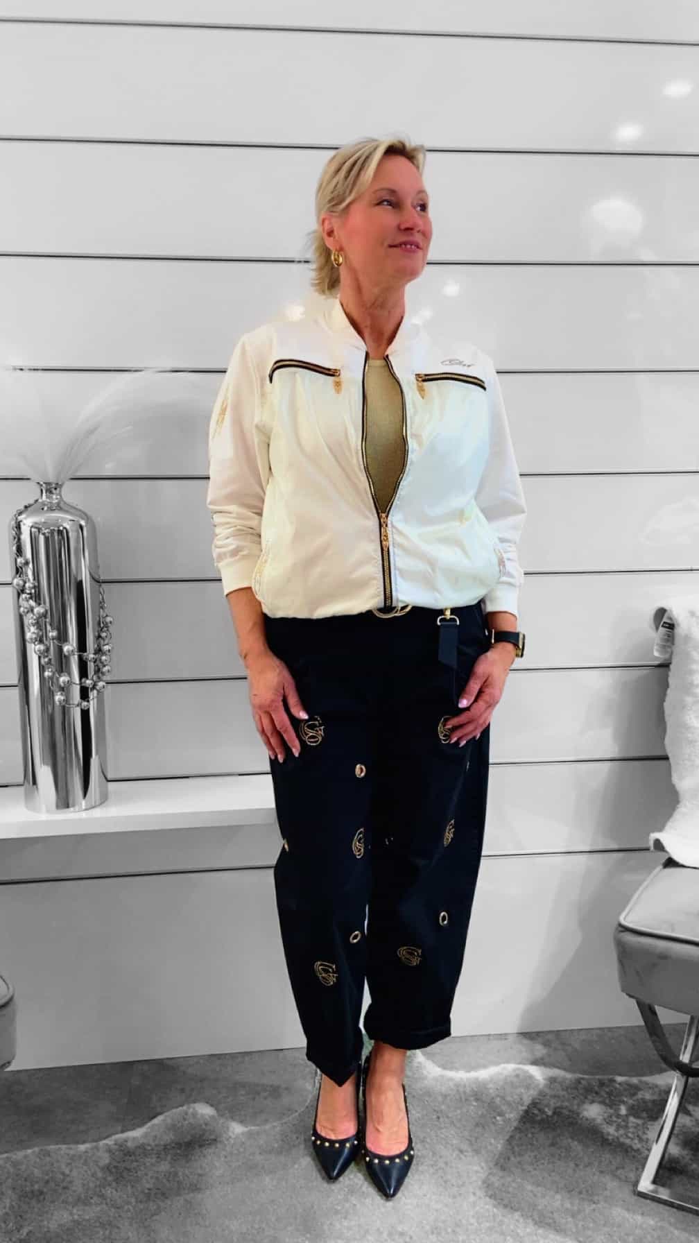 Leichte Jacke mit goldenen Details